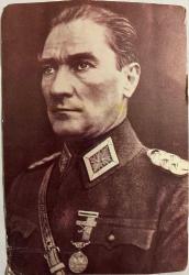 MUSTAFA KEMAL ATATÜRK'ÜN ASKERİ ÜNİFORMASIYLA Kartpostalı-ASLAN BASIMEVİ, 15x10cm EBADINDA - 1940'LAR, 1950'LER, 1960'LAR ve 1970'LER TÜRKİYE'SİNDEN NOSTALJİK DOĞUM GÜNÜ HEDİYESİ