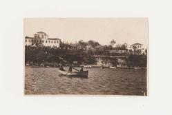 [FOTOĞRAF / ERKEN CUMHURİYET DÖNEMİ] Kayıklarda ellerinde Türk bayraklarıyla insanlar ve arkada Kızılay binası (Osmanlıca yazılı)