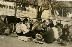 BAHÇEDE ÇARDAKTA OTURUP POZ VEREN MUTLU GENİŞ AİLE  FOTOĞRAFI , ORİJİNAL SİYAH & BEYAZ, 14x9cm EBADINDA - 1940'LAR, 1950'LER, 1960'LAR ve 1970'LER TÜRKİYE'SİNDEN NOSTALJİK DOĞUM GÜNÜ HEDİYESİ