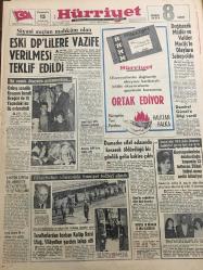 HÜRRİYET GAZETESİ 15 ARALIK 1965 YIL :18 SAYI :6333--Eski DP lilere vazife  verilmesi teklif edildi ---On beş senelik kocasını kendi elceğizi ile 15 yaşındaki kız ile evlendirdi ---Değişecek Müdür ve Valiler  mecliste olaylara sebep oldu ---Damadın zifaf odasında keserek öldürdüğü bir günlük gelin bakire çıktı ---Kamyon çarpan bir minibüste üç  talebe öldü 11 de yaralandı ---Taraflardan korkan Kulüp Reisi Uluğ ,vilayetten yardım talep etti ---4 fedaiyi öldürüp  buzluğa koydular ---Ucuz sosyal meskenlerde oturanlarda hala gecekondu alışkanlığı var ---Kadınlar nihayet futbola el attı --N.Erdem :Yorucu idmanlar çocukları turşuya çevirmiş ---Favori  gösterilen takımımız bugün Bulgarlarla oynuyor ---Jüri Reisine Kocakafa  diye bağıran kuş birinci ilan edildi --Hapishaneden  tahliye edilişinin  şerefine sabaha kadar dans ettiler --Siirt te soğuktan dört kişi dondu --Arsan ,MP den istifa etti --Toto da 10 bilenler  75 lira alacak --Frank Sinatra 50. doğum yılı kutlandı --
