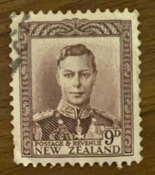 Yeni Zelanda Pulu- New Zealand Stamp -Mektup Zarfından Kesilmiş  / Postadan Geçmiş Pul Filateli - Damgalı - İNGİLİZ KRAL VI. GEORGE TEMALI , 9 PARA  - YABANCI PULLAR -NOSTALJİK DOĞUM GÜNÜ HEDİYESİ