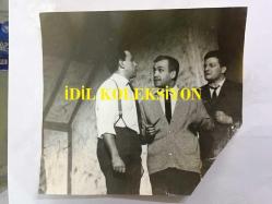MÜŞFİK KENTER'İN ORİJİNAL FOTOĞRAFI - 19 x 17 cm EBADINDA, BÜYÜK BOY  - SİYAH & BEYAZ, MÜŞFİK KENTER TİYATRO SAHNESİNDEYKEN BİR KARE - MÜŞFİK KENTER, PEKCAN KOŞAR, BÜLENT KORAL - VER ELİNİ YENİ DÜNYA OYUNU