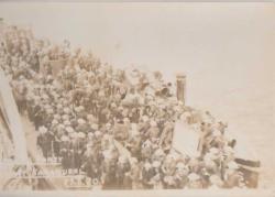 KURTULUŞ SAVAŞI TARİHİ - 25 HAZİRAN 1920 İNGİLİZ ASKERLERİ DONANMA KARAMÜRSEL ÖNÜNDE SİYAH BEYAZ FOTOĞRAF