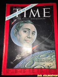 TIME - AUGUST 10 , 1962 : THE WEEKLY NEWSMAGAZINE / 10 AĞUSTOS 1962 / VINTAGE ENGLISH MAGAZINE / SPACE PLANNER : D. BRAINERD HOLMES / FIAT / MARTHA M. EVERT / O.V. SEMMER / ROBERT F. DORR / GLORIA T. WELLS / RICHARD M. SCAMMON / BETTY TISKA / RITA PETRETTI / EMANUEL CELLER / RANDOLPH S. CHURCHILL / JEROME WIESNER / GILPATRIC / DEMOCRATIC CONGRESSIONAL LEADERS AT THE WHITE HOUSE / FILIBUSTERERS MORSE & NEUBERGER / AMBASSADOR GAVIN / WINNER CLEMENT / AHMED BEN BELLA / CARPIO & VERWOERD / SIR OSWALD MOSLEY / HARRY STONEHILL / SIEMENS / GOODWIN / ALIANZA CHIEF MOSCOSO / FRANK W. SINATRA / BRIGITTE BARDOT / FDA'S DR. KELSEY / JOHNIE WALKER / RADZIWILL & ST. LAURENT / VIRGIN MARY AND CHRIST CHILD BY GUIDO RENI / ST. CATHERINE OF ALEXANDRIA / MARILYN MONROE / PATRIARCH ALEXEİ / POPE JOHN XXIII / BENSINGER / PATTERSON / PERSONAL FILE : GATES , LANPHIER , BORCH / SIR JOHN HAY / JACK COTTON / IVES & HUDSON IN SPIRAL ROAD / LUCKY STRIKE / CALTEX / JAEGER LE COULTRE / HOWARD K. SMITH