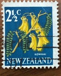 Yeni Zelanda Pulu- New Zealand Stamp -Mektup Zarfından Kesilmiş  / Postadan Geçmiş Pul Filateli - Damgalı - KOWHAI BİTKİSİ TEMALI YENİ ZELANDA PULU, 2 1/2 PARA - YABANCI PULLAR -NOSTALJİK DOĞUM GÜNÜ HEDİYESİ