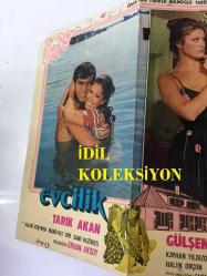 GÜLŞEN BUBİKOĞLU'NUN EVCİLİK OYUNU FİLMİNİN LOBİ KARTI - 34 x 24 cm EBADINDA - TARIK AKAN, MÜRÜVVET SİM
