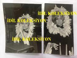 LEYLA SAYAR'IN İKİLİ ORİJİNAL FOTOĞRAF SETİ - 13 x 9 ve 13 x 7 cm EBADINDA - SİYAH & BEYAZ - LEYLA SAYAR SARIYA BOYANMIŞ SAÇLARI ve ÇİÇEK MODELLİ KAPİŞONU İLE MUM YAKARKEN - 1960'LARDAN FOTOĞRAFLAR