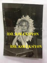 LEYLA SAYAR'IN İKİLİ ORİJİNAL FOTOĞRAF SETİ - 13 x 9 ve 13 x 7 cm EBADINDA - SİYAH & BEYAZ - LEYLA SAYAR SARIYA BOYANMIŞ SAÇLARI ve ÇİÇEK MODELLİ KAPİŞONU İLE MUM YAKARKEN - 1960'LARDAN FOTOĞRAFLAR
