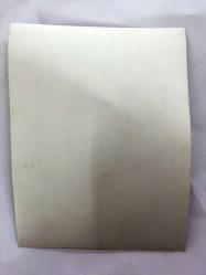 LEYLA SAYAR'IN İKİLİ ORİJİNAL FOTOĞRAF SETİ - 13 x 9 ve 13 x 7 cm EBADINDA - SİYAH & BEYAZ - LEYLA SAYAR SARIYA BOYANMIŞ SAÇLARI ve ÇİÇEK MODELLİ KAPİŞONU İLE MUM YAKARKEN - 1960'LARDAN FOTOĞRAFLAR