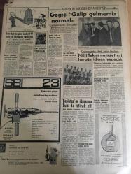 HÜRRİYET GAZETESİ 11 KASIM 1966 YIL :19 SAYI :6659 --Ata yı andık--Bütün casuslar ,Türk Albayı nın çaldırdığı NATO planları peşinde --Cahide Sonku ,Pendik te içkili vaziyette  bulundu ---Minibüs kamyonla çarpıştı 8 ölü ,13 de ağır  yaralı var ---Yunanistan Enosis ten biz de Taksim den  bahsetmeyeceğiz ---Füzecilerimiz Amerika da atış rekoru  kırdı --Ankara da  yanıyor  ya Urfa da 80 bin insan  günlerce elektriksizmiş  kimin umurunda --Hapishane  kaçkını hırsız  yakalandı ---Belediye ,kaloriferlerini yakmayanlara ceza verecek --Gegiç :Galip gelmemiz  normal --Toto dan bu güne kadar 777 milyon lira gelir sağlandı --Milli Takım namzetleri her güm idman yapacak --Beşiktaş ın idmanına Suat da iştirak etti ---Filistin mültecilerinin  mallarını koruyacak bir yetkili  istendi --Güreşlerden sonra  :Başpehlivanların  bıçakları konuştu ---Sarhoş iki kadın ,genç artist Nevin Nuray ı  hastanelik etti ---Soygunculara yataklık yapan iki kardeş de tevkif edildi --
