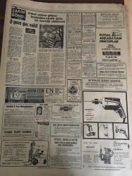 HÜRRİYET GAZETESİ 9 KASIM 1966 YIL :19 SAYI :6657--Gnl .Güventürk : İhtilal söylentileri  maksatlıdır --Manisa soygunu ile ilgili üç kişi yakalandı --Bütün Arap ülkelerinde  kaçak Türk talebesi  var --F.Sükan gece yarısı Kırıkkale yi teftiş etti --Altı  ay önce  Fil Moho yu öldüren  zengin ,teslim oldu --4 Yaşında iki ayağından ,30 yıl sonra  da bir kolundan oldu ---Aktör  Kuzey Vargın  pavyonda  kum torbası gibi dövüldü ---Moskova da ki akrabalarım  bile benimle  konuşmaktan  korkuyordu --Şehre 3,5 milyon sarfiyle trafik  lambaları  takılacak --Hindistan da inekler için çıkan olayda  7 kişi öldü --Milli Takım bugün kampta ----İrlanda kolay yutulur  bir lokma değildir ---Gegiç ,Fenerbahçe takımını dün sabahtan  akşama kadar çalıştırıldı ---79 defa Milli formayı giyen değer ,voleybolu  bırakıyor ---Amatör  Milli Takım da  kampa girdi ---Bikinili ihtilalciler --Elvis Presley in yıldızı yine parladı --Erkekler için saate bakmak zevkli bir iş oldu ---İran da şiddetli bir deprem oldu --