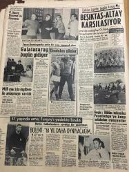 HÜRRİYET GAZETESİ 19 KASIM 1966 YIL :19 SAYI :6667--Deprem Bölgesi için Meclis Araştırması Açılacak ---Batan Balıkçı Motorunda 7 Kişi Öldü --Hintli Kraliçe :Vatanımın artiste değil doktorlara ihtiyacı var ---Şiddetli rüzgar ve sel İtalya yı altüst ediyor ---Sahte doktor beyaz gömleği giyince kendini kulak -boğaz  mütehassısı sandı ---Barda  bıçak çeken Amerikalıyı ,polis Amerikalılara teslim etmedi ---İmar planına aykırı binalar  inşa ediliyor ---Galatasaray Honved ile oynuyor --Beşiktaş -Altay karşılaşıyor ---Galatasaray bugün gidiyor --Milli maç için İngiltere  ile anlaşmaya varıldı ---Gegiç : Bütün takımlar Fenerbahçe ye karşı müdafaa  oynuyorlar --Bülent :10 yıl sonra daha  oynayacağım ---Oswald ın Kennedy nin tek katili olmadığını savunan bir sinema filmi yapıldı ---Fikret Hakan bir tiyatro ekibi kurdu ---Suzan Avcı :Rejisör soyun diyor ,bende  soyunuyorum --Ye-Ye Kralı Erkut Taçkın Zeynep Tedü ile çalım attı --Esen Püsküllü :Ben evlendim  ,sinema da kısmetim açıldı ---