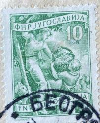 Yugoslavya Pulu - Yugoslavia Stamp - Mektup Zarfından Kesilmiş  / Postadan Geçmiş Pul Filateli - Damgalı - MEYVE TOPLAYAN İNSANLAR TEMALI PUL , 10 PARA - YABANCI PULLAR -NOSTALJİK DOĞUM GÜNÜ HEDİYESİ