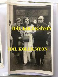 EFSANE MÜZİK GRUBU BEYAZ KELEBEKLER'İN ÇOK NADİR ORİJİNAL ÜÇLÜ FOTOĞRAF SETİ, 18 x 11,5 cm EBADINDA, SİYAH & BEYAZ - ADAPAZARI'NDAKİ HAZİN KAZA SONRASI ÜLKÜ ÜST'Ü ANNESİ ve BABASININ HASTANEDEN TABURCU EDERKEN ÇEKİLMİŞ ÖZEL KARELER