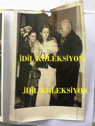 EFSANE MÜZİK GRUBU BEYAZ KELEBEKLER'İN ÇOK NADİR ORİJİNAL ÜÇLÜ FOTOĞRAF SETİ, 18 x 11,5 cm EBADINDA, SİYAH & BEYAZ - ADAPAZARI'NDAKİ HAZİN KAZA SONRASI ÜLKÜ ÜST'Ü ANNESİ ve BABASININ HASTANEDEN TABURCU EDERKEN ÇEKİLMİŞ ÖZEL KARELER