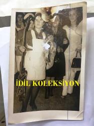 EFSANE MÜZİK GRUBU BEYAZ KELEBEKLER'İN ÇOK NADİR ORİJİNAL ÜÇLÜ FOTOĞRAF SETİ, 18 x 11,5 cm EBADINDA, SİYAH & BEYAZ - ADAPAZARI'NDAKİ HAZİN KAZA SONRASI ÜLKÜ ÜST'Ü ANNESİ ve BABASININ HASTANEDEN TABURCU EDERKEN ÇEKİLMİŞ ÖZEL KARELER