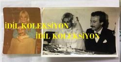 EFSANE MÜZİK GRUBU BEYAZ KELEBEKLER'İN GİTARİSTİ YAVUZ BİZİMEGE'NİN EŞİ AHSEN YILDIRIM İLE ÇOK NADİR İKİLİ ORİJİNAL FOTOĞRAF SETİ, 18 x 12 ve 11 x 9 cm EBADINDA, YAVUZ BİZİMEGE'NİN DÜĞÜN FOTOĞRAFI ve EŞİYLE BİRLİKTE OLDUĞU FOTOĞRAF - 27 AĞUSTOS 1979 & 10 EKİM 1982