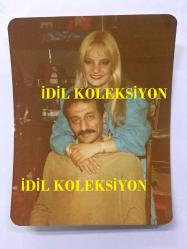 EFSANE MÜZİK GRUBU BEYAZ KELEBEKLER'İN GİTARİSTİ YAVUZ BİZİMEGE'NİN EŞİ AHSEN YILDIRIM İLE ÇOK NADİR İKİLİ ORİJİNAL FOTOĞRAF SETİ, 18 x 12 ve 11 x 9 cm EBADINDA, YAVUZ BİZİMEGE'NİN DÜĞÜN FOTOĞRAFI ve EŞİYLE BİRLİKTE OLDUĞU FOTOĞRAF - 27 AĞUSTOS 1979 & 10 EKİM 1982