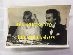 EFSANE MÜZİK GRUBU BEYAZ KELEBEKLER'İN GİTARİSTİ YAVUZ BİZİMEGE'NİN EŞİ AHSEN YILDIRIM İLE ÇOK NADİR İKİLİ ORİJİNAL FOTOĞRAF SETİ, 18 x 12 ve 11 x 9 cm EBADINDA, YAVUZ BİZİMEGE'NİN DÜĞÜN FOTOĞRAFI ve EŞİYLE BİRLİKTE OLDUĞU FOTOĞRAF - 27 AĞUSTOS 1979 & 10 EKİM 1982