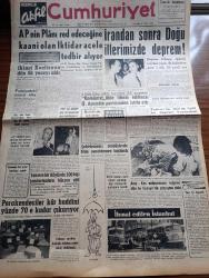 Cumhuriyet Gazetesi - 6 Eylül 1962 - Adalet Partisinin Planı Red Edeceğine Kaani Olan İktidar Acele Tedbir Alıyor - 5 Yıllık Planı Redde Hazırlanan Adalet Partisi Grubu - İran'dan Sonra Doğu İllerimizde Deprem - Komünistlikle İtham Edilince Orhan Apaydın Partisinden İstifa Etti - Yeni Türkiye Partisi İle Cumhuriyetçi Köylü Millet Partisi'nin Birleşmesi Gerçekleşiyor - Şehirlerarası Otobüslerde Film Oynatılmaya Başlandı - Adalet Partisi EMİNSU'ların Orduya Dönmeleri İçin Kanun Tasarısı  Hazırladı - Yabancı Uyruklu Kadınla Evlenen Yedek Subay Olabilecek - Yer Demir Gök Bakır Yazan Yaşar Kemal Yazı Dizisi - Türkiye'de Köy Enstitüleri Yazan İlhan Selçuk - Amerika U 2 lerin Rus Semalarında Uçmadıklarını Bildirdi - Kennedy Küba'ya Yapılan Rus Askeri Yardımları Hakkında İzahat Verdi -  Osmanlı Tarihinde Haydut Aşkları Yazan Reşat Ekrem Koçu Yazı Dizisi - Gecenin Ucundaki Işık Yazan Peride Celal Yazı Dizisi -  Metin Oktay'ın Ayak Bileği Sakat Futbolcular Dün Çalıştılar - Şeref Has