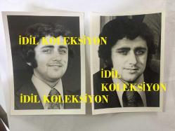 Efemera - EFSANE MÜZİK GRUBU BEYAZ KELEBEKLER'İN ÇOK NADİR İKİLİ ORİJİNAL FOTOĞRAF SETİ, 12 x 9 cm EBADINDA, SİYAH & BEYAZ - GRUBUN GENÇ ÜYESİ RIDVAN BAYKUŞ TAKIM ELBİSESİYLE GÜLÜMSERKEN ÇEKİLMİŞ 2 ADET FOTOĞRAFI - kitantik - kitaLog