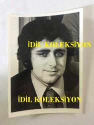 EFSANE MÜZİK GRUBU BEYAZ KELEBEKLER'İN ÇOK NADİR İKİLİ ORİJİNAL FOTOĞRAF SETİ, 12 x 9 cm EBADINDA, SİYAH & BEYAZ - GRUBUN GENÇ ÜYESİ RIDVAN BAYKUŞ TAKIM ELBİSESİYLE GÜLÜMSERKEN ÇEKİLMİŞ 2 ADET FOTOĞRAFI