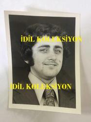 EFSANE MÜZİK GRUBU BEYAZ KELEBEKLER'İN ÇOK NADİR İKİLİ ORİJİNAL FOTOĞRAF SETİ, 12 x 9 cm EBADINDA, SİYAH & BEYAZ - GRUBUN GENÇ ÜYESİ RIDVAN BAYKUŞ TAKIM ELBİSESİYLE GÜLÜMSERKEN ÇEKİLMİŞ 2 ADET FOTOĞRAFI