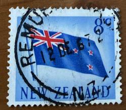 Yeni Zelanda Pulu- New Zealand Stamp -Mektup Zarfından Kesilmiş  / Postadan Geçmiş Pul Filateli - 1967 Damgalı -  YENİ ZELANDA BAYRAĞI TEMALI PUL, 8 PARA  - YABANCI PULLAR- NOSTALJİK DOĞUM GÜNÜ HEDİYESİ