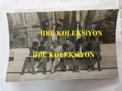 EFSANE MÜZİK GRUBU BEYAZ KELEBEKLER'İN ÇOK NADİR İKİLİ ORİJİNAL FOTOĞRAF SETİ, 18 x 12 cm EBADINDA, SİYAH & BEYAZ - GRUP ÜYELERİ İSTANBUL ÜNİVERSİTESİ BEYAZIT KAMPÜSÜ İÇ YERLEŞKESİNDE DEKANLIK BİNASINDA GENÇLİK ANITI ÖNÜNDE POZ VERİRKEN - 1960'LARDAN BİR HATIRA, RIFAT EKE, ALTAN EKE, BEHZAT KUTLU, ENDER AKACAN