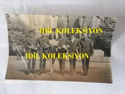 EFSANE MÜZİK GRUBU BEYAZ KELEBEKLER'İN ÇOK NADİR İKİLİ ORİJİNAL FOTOĞRAF SETİ, 18 x 12 cm EBADINDA, SİYAH & BEYAZ - GRUP ÜYELERİ İSTANBUL ÜNİVERSİTESİ BEYAZIT KAMPÜSÜ İÇ YERLEŞKESİNDE DEKANLIK BİNASINDA GENÇLİK ANITI ÖNÜNDE POZ VERİRKEN - 1960'LARDAN BİR HATIRA, RIFAT EKE, ALTAN EKE, BEHZAT KUTLU, ENDER AKACAN