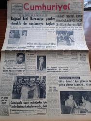 Cumhuriyet Gazetesi - 19 Ağustos 1962 - Bağdad Bizi Barzani'ye Yardım Etmekle De Suçlamaya Başladı - 60 Bin Din Adamından 55 Bini Mektep Medrese Görmemiş - Sovyetler Dün Uzaya Bir Gemi Daha Fırlattılar - EMİNSU Mitingi İçin İzin Verildi - Gülriz Sururi Aya Gidecek İlk Yolcu Olmak İsterdim Diyor -  Adalet Partisi Başkanı Ragıp Gümüşpala Siyasi Mahkumlar İçin Onlar Bizim Arkadaşımızdır Dedi - Yer Demir Gök Bakır Yazan Yaşar Kemal Yazı Dizisi - Plancıların Dramı Yazan İlhan Selçuk Köşe Yazısı - İngiliz Nazi Lideri Colin Jordan Mahkemeye Verildi - Bay Çokbilmiş Karikatür - Resimli Roman Melun Kız Çizen Yves Sayol - Osmanlı Tarihinde Haydut Aşkları Yazan Reşat Ekrem Koçu Yazı Dizisi - Haftanın Şakaları Yazan Burhan Felek Köşe Yazısı - Vita Yağ - Sunar Film 1962 1963 Film Listesi - Gecenin Ucundaki Işık Yazan Peride Celal Yazı Dizisi - Türkiye Yüzme Şampiyonası Dün Heybeliada'da Başladı - Yüzmede 4 Dünya Rekoru Kırıldı - Galatasaray Bugün PSV İle Oynuyor - Fenerbahçe Bugün Altay Karşısında