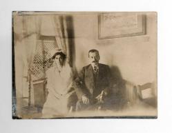 [FOTOĞRAF] İZDİVAÇ - DUVARDA HAT LEVHA - 1916 Osmanlı dönemi izdivaç - Çiftin arkasındaki duvarda asılı hat levha göze çarpıyor