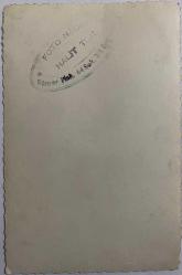 ASKILI ELBİSE GİYEN 2 KIZ KARDEŞ VE ÇİZGİLİ KAZAK GİYEN ERKEK ÇOCUĞU FOTOĞRAFI , FOTO NADİR,  HALİT TUM, ORİJİNAL SİYAH & BEYAZ, 14x9cm EBADINDA - 1940'LAR, 1950'LER, 1960'LAR ve 1970'LER TÜRKİYE'SİNDEN NOSTALJİK DOĞUM GÜNÜ HEDİYESİ