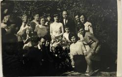 BAHÇEDE AĞAÇLARIN ARASINDA POZ VEREN GENİŞ AİLE  FOTOĞRAFI , ORİJİNAL SİYAH & BEYAZ, 14x9cm EBADINDA - 1940'LAR, 1950'LER, 1960'LAR ve 1970'LER TÜRKİYE'SİNDEN NOSTALJİK DOĞUM GÜNÜ HEDİYESİ