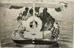 SANDALA BİNİP DENİZDE GEZİNTİYE ÇIKAN GENİŞ AİLE FOTOĞRAFI , 13.07.1970, ERDEK, ORİJİNAL SİYAH & BEYAZ, 14x9cm EBADINDA - 1940'LAR, 1950'LER, 1960'LAR ve 1970'LER TÜRKİYE'SİNDEN NOSTALJİK DOĞUM GÜNÜ HEDİYESİ