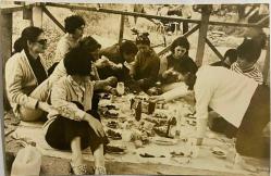 ÇARDAKTA YERE SOFRA KURUP YEMEK YİYEN GENİŞ AİLE FOTOĞRAFI ,ORİJİNAL SİYAH & BEYAZ, 14x9cm EBADINDA - 1940'LAR, 1950'LER, 1960'LAR ve 1970'LER TÜRKİYE'SİNDEN NOSTALJİK DOĞUM GÜNÜ HEDİYESİ