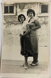 ELİNDE KİTAP OLAN KIZIYLA POZ VEREN ELBİSELİ ANNE FOTOĞRAFI , FOTOĞRAF STÜDYOSU KARLIOVA,  ORİJİNAL SİYAH & BEYAZ, 14x9cm EBADINDA - 1956 yılında çekilmiş-1940'LAR, 1950'LER, 1960'LAR ve 1970'LER TÜRKİYE'SİNDEN NOSTALJİK DOĞUM GÜNÜ HEDİYESİ