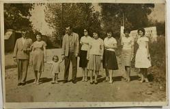 ANNE VE BABASININ ELİNDEN TUTARAK POZ VEREN KIZ ÇOCUĞU VE GENİŞ AİLESİNİN FOTOĞRAFI , 1961, SONBAHAR, ORİJİNAL SİYAH & BEYAZ, 14x9cm EBADINDA - 1940'LAR, 1950'LER, 1960'LAR ve 1970'LER TÜRKİYE'SİNDEN NOSTALJİK DOĞUM GÜNÜ HEDİYESİ