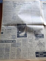 Cumhuriyet Gazetesi - 8 Ağustos 1962 - Başbakan İsmet İnönü Dün Bir Basın Toplantısı Yaptı - İşçilerin Bütün Davaları Öncelikle Ele Alınıyor - Manisa'daki Gecekondu Olayı Hakkında Vali Niyazi Araz'ın İzahatı- Marilyn Monroe Şöhretinin Aksine Sade Bir Törenle Yarın Gömülecek - Bursa İle Mudanya Arasında Bir Sanayi Bölgesi Kuruluyor - İzmir Fuarına Bu Yıl 26 Yabancı Devlet Katılıyor - Yunan Dışişleri Bakanı Averof Türk Yunan Federasyonu İçin Şimdilik Zamansız Dedi - Gecenin Ucundaki Işık Yazan Peride Celal Yazı Dizisi - Planlı Menderes Politikası Yazan İlhan Selçuk Köşe Yazısı - Türk Yunan Dostluğuna Bir Bakış Yazan Cihad Baban - Doğu Almanya'da Yiyecek Sıkıntısı Son Hadde Vardı - Burhan Felek Köşe Yazısı - Osmanlı Tarihinde Haydut Aşkları Yazan Reşat Ekrem Koçu Yazı Dizisi - Bay Oscar Karikatür - Profesör Nümbüs'ün Maceraları Çizgi Roman - Jane'in Kızı Çizgi Roman -  Resimli Roman Melun Kız Çizen Yves Sayol Yazı Dizisi - Galatasaray Bu Gece PSV İle Karşılaşıyor - Antrenör Kokotoviç