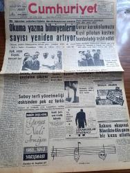 Cumhuriyet Gazetesi - 22 Temmuz 1962 - Nadir Nadi Köşe Yazısı - Okuma Yazma Bilmeyenlerin Sayısı Yeniden Artıyor - Gerur Karakolumuzu Kızıl Pilotun Kasten Bombaladığı Tesbit Edildi - İsmet İnönü Karadeniz Gezisine Çıkıyor - Karapınar Bölgesini Çölleşmeden Kurtarma Planı Kanuni Formaliteleri Bekliyor - Kalkınma Ne Demek Yazan İlhan Selçuk Köşe Yazısı - Gecenin Ucundaki Işık Yazan Peride Celal Yazı Dizisi - Milli Türk Talebe Birliği İdarecileri İtham ediliyor - Laos'un Tarafsız Bir Devlet Olmasına Dün Karar Verildi - 1962 1963 Yunus Nadi Armağanı Makale Yarışması Sosyalizminin Modası Geçmiştir Yazan Samim Anday - Haftanın Şakaları Yazan Burhan Felek Köşe Yazısı - Bay Oscar Karikatür - Jane'in Kızı Çizgi Roman - Resimli Roman Melun Kız Çizen Yves Sayol Yazı Dizisi - General Motors'un Yıllık Hasılat Tutarı Türkiye Milli Bütçesinin 11 Misli - Milletlerarası Bir Öğrenci Köyü Kuruluyor - Başkan Cemal Gürsel Sporculara Çalışma Tavsiye Etti - Avrupa Yelken Şampiyonası Östend'te Başladı