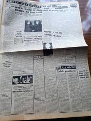 Cumhuriyet Gazetesi - 22 Temmuz 1962 - Nadir Nadi Köşe Yazısı - Okuma Yazma Bilmeyenlerin Sayısı Yeniden Artıyor - Gerur Karakolumuzu Kızıl Pilotun Kasten Bombaladığı Tesbit Edildi - İsmet İnönü Karadeniz Gezisine Çıkıyor - Karapınar Bölgesini Çölleşmeden Kurtarma Planı Kanuni Formaliteleri Bekliyor - Kalkınma Ne Demek Yazan İlhan Selçuk Köşe Yazısı - Gecenin Ucundaki Işık Yazan Peride Celal Yazı Dizisi - Milli Türk Talebe Birliği İdarecileri İtham ediliyor - Laos'un Tarafsız Bir Devlet Olmasına Dün Karar Verildi - 1962 1963 Yunus Nadi Armağanı Makale Yarışması Sosyalizminin Modası Geçmiştir Yazan Samim Anday - Haftanın Şakaları Yazan Burhan Felek Köşe Yazısı - Bay Oscar Karikatür - Jane'in Kızı Çizgi Roman - Resimli Roman Melun Kız Çizen Yves Sayol Yazı Dizisi - General Motors'un Yıllık Hasılat Tutarı Türkiye Milli Bütçesinin 11 Misli - Milletlerarası Bir Öğrenci Köyü Kuruluyor - Başkan Cemal Gürsel Sporculara Çalışma Tavsiye Etti - Avrupa Yelken Şampiyonası Östend'te Başladı