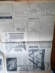 Cumhuriyet Gazetesi - 22 Temmuz 1962 - Nadir Nadi Köşe Yazısı - Okuma Yazma Bilmeyenlerin Sayısı Yeniden Artıyor - Gerur Karakolumuzu Kızıl Pilotun Kasten Bombaladığı Tesbit Edildi - İsmet İnönü Karadeniz Gezisine Çıkıyor - Karapınar Bölgesini Çölleşmeden Kurtarma Planı Kanuni Formaliteleri Bekliyor - Kalkınma Ne Demek Yazan İlhan Selçuk Köşe Yazısı - Gecenin Ucundaki Işık Yazan Peride Celal Yazı Dizisi - Milli Türk Talebe Birliği İdarecileri İtham ediliyor - Laos'un Tarafsız Bir Devlet Olmasına Dün Karar Verildi - 1962 1963 Yunus Nadi Armağanı Makale Yarışması Sosyalizminin Modası Geçmiştir Yazan Samim Anday - Haftanın Şakaları Yazan Burhan Felek Köşe Yazısı - Bay Oscar Karikatür - Jane'in Kızı Çizgi Roman - Resimli Roman Melun Kız Çizen Yves Sayol Yazı Dizisi - General Motors'un Yıllık Hasılat Tutarı Türkiye Milli Bütçesinin 11 Misli - Milletlerarası Bir Öğrenci Köyü Kuruluyor - Başkan Cemal Gürsel Sporculara Çalışma Tavsiye Etti - Avrupa Yelken Şampiyonası Östend'te Başladı