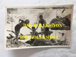 Efemera - EFSANE MÜZİK GRUBU BEYAZ KELEBEKLER'İN ÇOK NADİR BİR ORİJİNAL FOTOĞRAFI, 14 x 9 cm EBADINDA, SİYAH & BEYAZ - BEYAZ KELEBEKLER KONSER İÇİN TARSUS'A GİTTİKLERİNDE KONSER ÖNCESİ YÜZERKEN KAYALIKLARDA EĞLENDİKLERİ ANLARDAN BİR KARE, ÜLKÜ ÜST, TURGUT AKYÜZ, RIDVAN BAYKUŞ, ENDER AKACAN AYNI KAREDE,1970'LER, ŞABAN ERDEM GÜNAYDIN TARSUS FOTO MUHABİRİ - kitantik - kitaLog