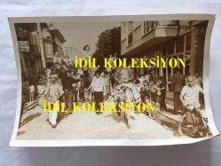 EFSANE MÜZİK GRUBU BEYAZ KELEBEKLER'İN ÇOK NADİR BİR ORİJİNAL FOTOĞRAFI, 18 x 12 cm EBADINDA, SİYAH & BEYAZ - BEYAZ KELEBEKLER ÜYELERİNİN DEVE ve EŞEK SIRTINDA SOKAKLARDA GEZDİKLERİ ANLARDAN BİR KARE, ERCÜMENT ATEŞ, SEVİL ÖZYURT