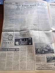 Cumhuriyet Gazetesi - 31 Temmuz 1962 - Bazı Mükellefiyet Lefke Toplum Kalkınmasına Halk Da Katılacak - 4 Yıldan Beri Dağda Olan Kel Ali Jandarmaya Teslim Oldu - Akıl Hastalarının Masa Başında Çatal Ve Bıçakla Yemek Yemelerine İzin Verildi - Adalet Partisi Gibi Düşünmeyenler Komünizmle İtham Edildi - Gecenin Ucundaki Işık Yazan Peride Celal Yazı Dizisi - Açık Rejimin Gizli Gerçekleri Yazan İlhan Selçuk Köşe Yazısı - Tramvay Rayları Sonbaharda Kaldırılacak - Dünya Sanat Tarihinde Türk Donanması Yazan Amiral Afif Büyüktuğrul - İsrail Amerikan Casusu Soblen'i  Siyasi Mülteci Olarak Kabul Etmedi - Prenses Margaret'in Kocasının Çektiği Son Fotoğraflar - Bay Oscar Karikatür - Profesör Nümbüs'ün Maceraları Çizgi Roman - Resimli Roman Melun Kız Çizen Yves Sayol Yazı Dizisi - Ergun Meselesi Galatasaray ile Fenerbahçe Anlaşmaya Varamadılar - Okçuluk Federasyonu Başkanı Fazıl Özok Amerika'ya Davet Edildi -  Salzburg Futbol Turnuvasına Bir Takımımız Da Çağrılacak - Enternasyonal Basketbol Turnuvası