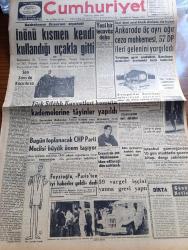 Cumhuriyet Gazetesi - 12 Temmuz 1962 - Nadir Nadi Köşe Yazısı - Başbakan İsmet İnönü Erzurum'a Kısmen Kendi Kullandığı Uçakla Gitti - Türk Silahlı Kuvvetleri Komuta Kademelerine Tayinler Yapıldı - Ankara'da Üç Ayrı Ağır Ceza Mahkemesi 57 Demokrat Parti İleri Gelenini Yargıladı - Avrupalılar Amerikan Televizyon Yayınını Dün İlk Defa Takip Ettiler - Bütün Öğretmenlere Komünist Diyen Senatör Ömer Lütfü Bozcalı - Cezayir'de 300 Müslümanın İdam Edileceği Açıklandı - İlhan Selçuk Köşe Yazısı - Gecenin Ucundaki Işık Yazan Peride Celal Yazı Dizisi - İstanbul Üniversitesi Nasıl Açılmıştı Yazan Emin Ali Çavlı - İspanya Diktatörü Franco Halefini Tayin Etti -  Uzun Ömürlü Bir Bahçe Çiçeği Floks Yazan Mevlüt Baysal - Bay Oscar Karikatür - Resimli Roman Melun Kız Çizen Yves Sayol Yazı Dizisi - Fenerbahçeli Kaleci Özcan Şengül'ün Gün Geçtikçe Fiyatı Düşüyor - İsrailli Atletler Bugün Geliyor - Fenerbahçe Atletizm Pisti Tamamlanıyor - Galatasaray Metin Oktay Meselesini Halledecek - Atlet Gürkan Çevik