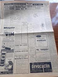 Cumhuriyet Gazetesi - 12 Temmuz 1962 - Nadir Nadi Köşe Yazısı - Başbakan İsmet İnönü Erzurum'a Kısmen Kendi Kullandığı Uçakla Gitti - Türk Silahlı Kuvvetleri Komuta Kademelerine Tayinler Yapıldı - Ankara'da Üç Ayrı Ağır Ceza Mahkemesi 57 Demokrat Parti İleri Gelenini Yargıladı - Avrupalılar Amerikan Televizyon Yayınını Dün İlk Defa Takip Ettiler - Bütün Öğretmenlere Komünist Diyen Senatör Ömer Lütfü Bozcalı - Cezayir'de 300 Müslümanın İdam Edileceği Açıklandı - İlhan Selçuk Köşe Yazısı - Gecenin Ucundaki Işık Yazan Peride Celal Yazı Dizisi - İstanbul Üniversitesi Nasıl Açılmıştı Yazan Emin Ali Çavlı - İspanya Diktatörü Franco Halefini Tayin Etti -  Uzun Ömürlü Bir Bahçe Çiçeği Floks Yazan Mevlüt Baysal - Bay Oscar Karikatür - Resimli Roman Melun Kız Çizen Yves Sayol Yazı Dizisi - Fenerbahçeli Kaleci Özcan Şengül'ün Gün Geçtikçe Fiyatı Düşüyor - İsrailli Atletler Bugün Geliyor - Fenerbahçe Atletizm Pisti Tamamlanıyor - Galatasaray Metin Oktay Meselesini Halledecek - Atlet Gürkan Çevik