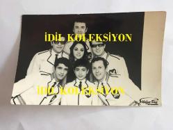 EFSANE MÜZİK GRUBU BEYAZ KELEBEKLER'İN NADİR BİR ORİJİNAL FOTOĞRAFI, 14 x 9 cm EBADINDA, SİYAH & BEYAZ - BEYAZ KELEBEKLER'İN 1960'LARDA TOPLUCA ÇEKİLDİKLERİ ÇOK GÜZEL BİR FOTOĞRAF, AZİZE GENCEBAY, ERCÜMENT ATEŞ, RIFAT EKE, ALTAN EKE, BEHZAT KUTLUBAĞ, ENDER AKACAN, BÜLENT ORTAÇ, STÜDYO TAÇ