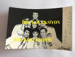 EFSANE MÜZİK GRUBU BEYAZ KELEBEKLER'İN NADİR BİR ORİJİNAL FOTOĞRAFI, 14 x 9 cm EBADINDA, SİYAH & BEYAZ - BEYAZ KELEBEKLER'İN 1960'LARDA TOPLUCA ÇEKİLDİKLERİ ÇOK GÜZEL BİR FOTOĞRAF, AZİZE GENCEBAY, ERCÜMENT ATEŞ, RIFAT EKE, ALTAN EKE, BEHZAT KUTLUBAĞ, ENDER AKACAN, BÜLENT ORTAÇ, STÜDYO TAÇ