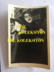 EFSANE MÜZİK GRUBU BEYAZ KELEBEKLER'İN NADİR BİR ORİJİNAL FOTOĞRAFI, 18 x 12 cm EBADINDA, SİYAH & BEYAZ - BEYAZ KELEBEKLER'İN ADAPAZARI KAZASI SONRASINDA CENAZE TÖRENLERİNDE SERPİL ÖRÜMCER'İN AĞLAYIP GÖZYAŞLARI DÖKTÜĞÜ ANLARDAN HÜZÜNLÜ BİR KARE, 1970